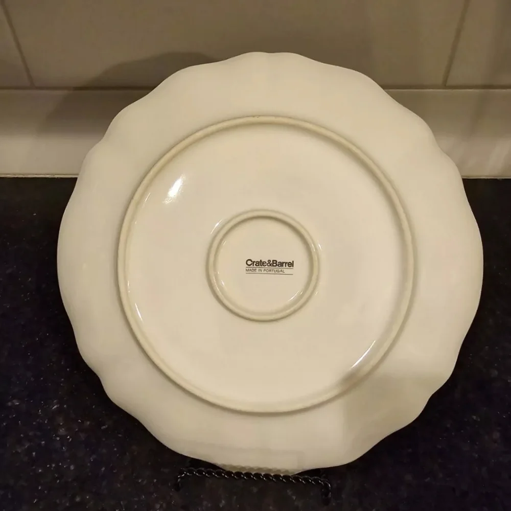 Crate & barrel sintra scalloped dinner plate